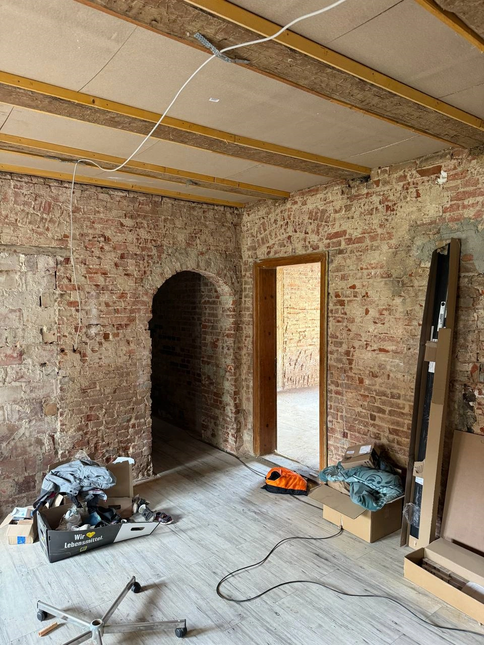 Wohnung Erdgeschoss im Wohnhaus bild eines entkernten Raumes